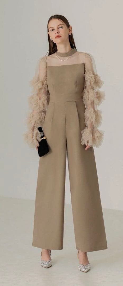 ラスト‼️値下げ　Leja 大人気　フリル袖付き　ベージュ パンツドレス　M