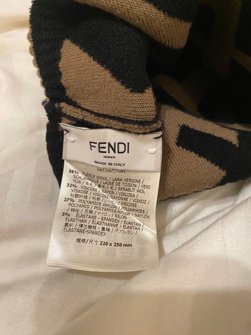 FENDI ロゴニット帽 ベージュ・黒