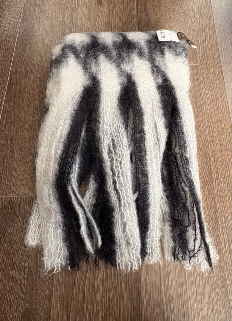 マンタスエスカライ 千鳥格子柄(白×黒)マフラー