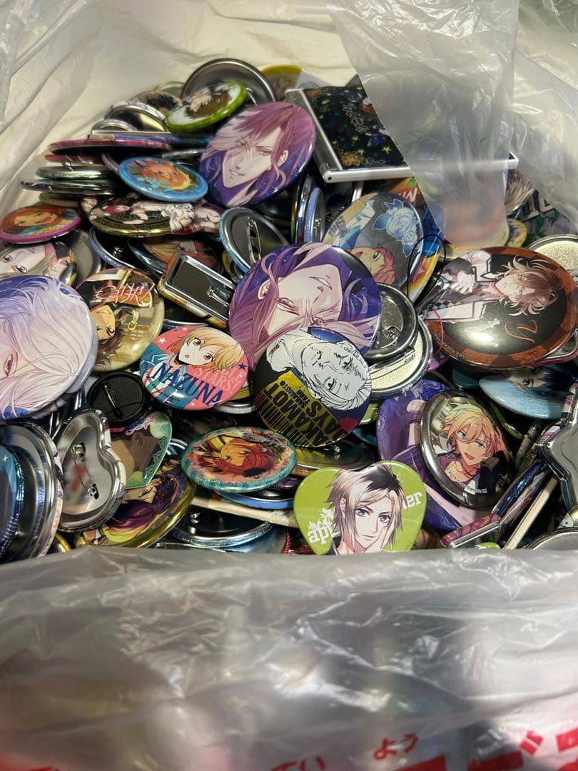 アニメキャラクター缶バッジセット1090個