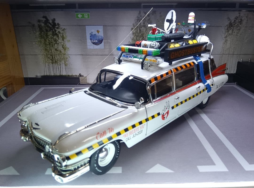 PYOMARO　Hot Wheels 1/18 Ecto-1A