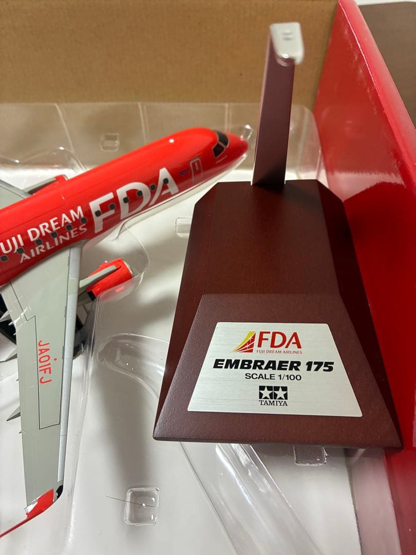 フジドリームエアラインズ 赤 EMBRAER 175 1/100スケール 完成品