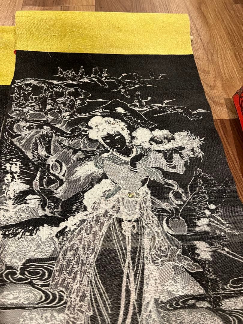 華三川が制作した『麻姑献寿』の絹織り絵で、杭州絹織工芸廠によって製造されたもの