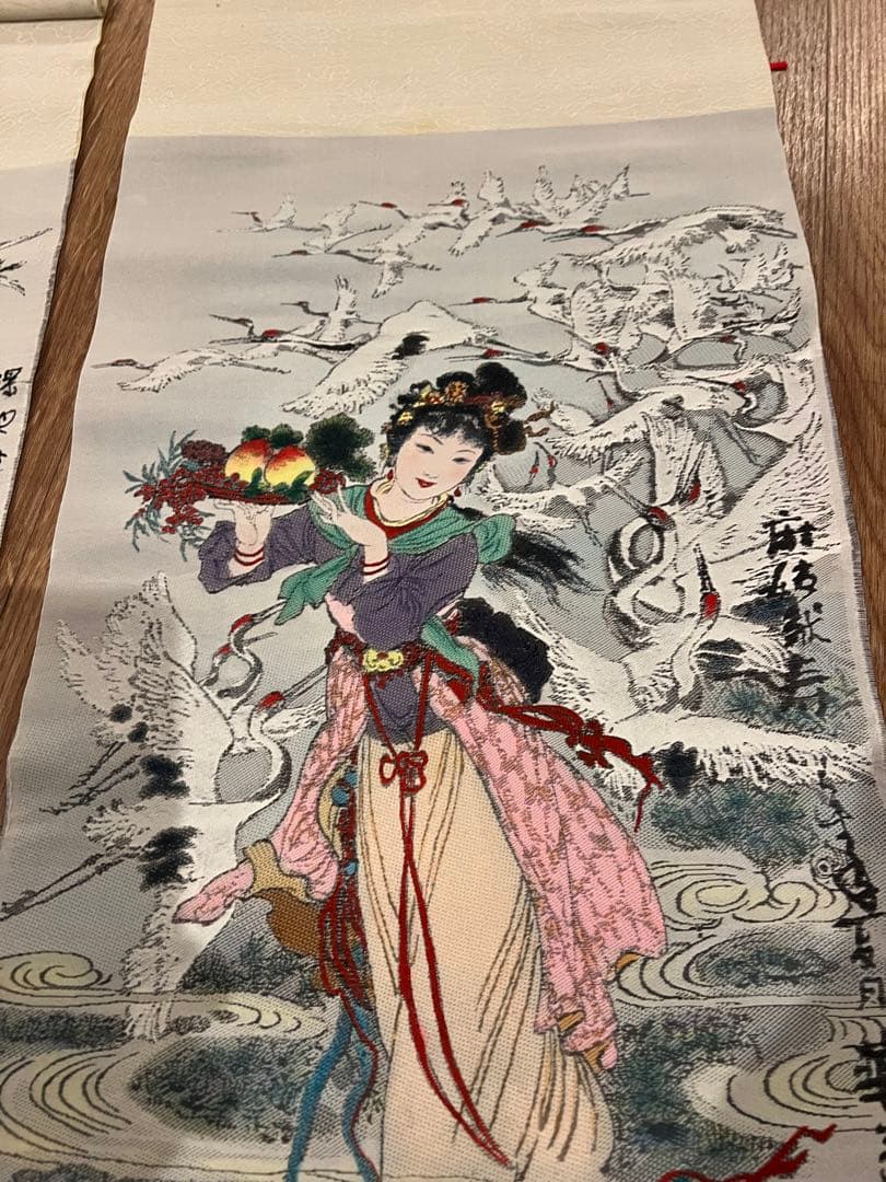 華三川が制作した『麻姑献寿』の絹織り絵で、杭州絹織工芸廠によって製造されたもの
