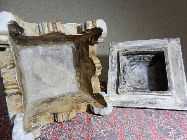 獅子蓋色絵透し彫り角型四脚香炉「大明萬曆年製」