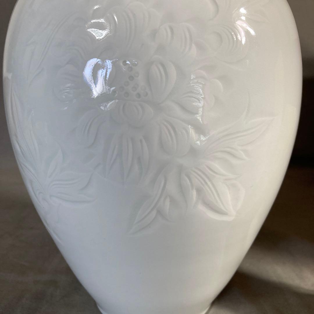 【期間特別値下げ】日本伝統工芸会　日本の名窯　奥川忠右衛門作　白磁牡丹彫文　花瓶