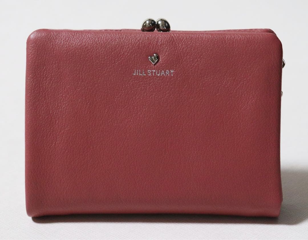 《ジル スチュアート》未使用 ハートチャーム付 やわらかレザーがま口2つ折り財布