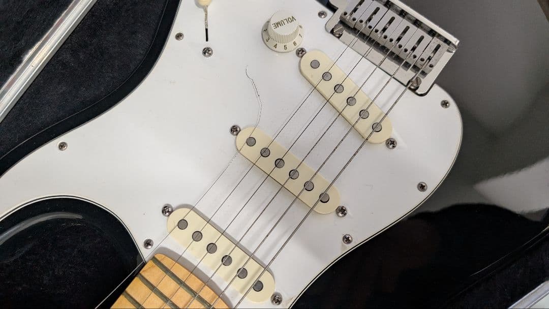 Fender Stratocaster 40周年記念モデル？ハードケース付き