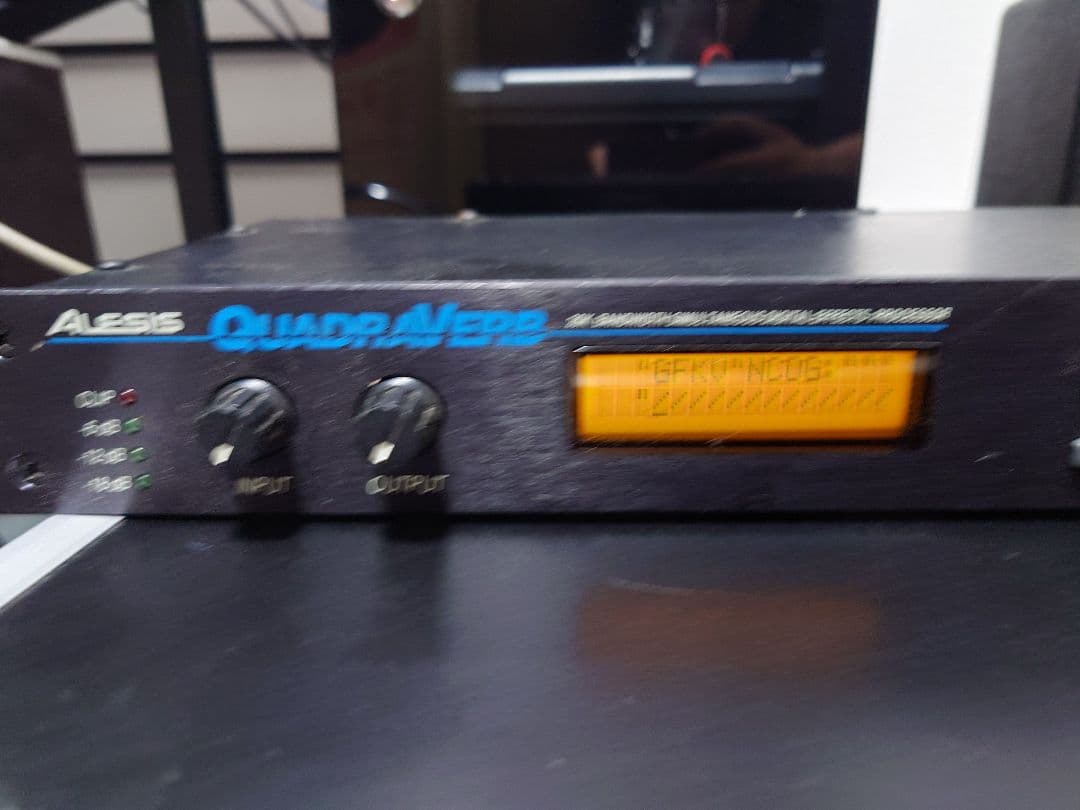 Alesis QuadraVerb 下のケースは付きません。
