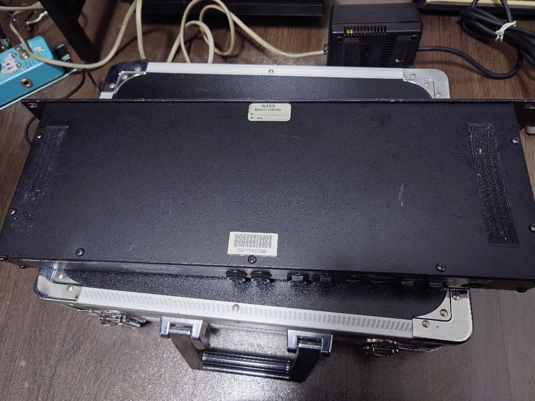 Alesis QuadraVerb 下のケースは付きません。