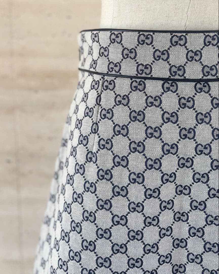 【GUCCI】美品！GG柄 スカート 40サイズ　タイガーボタン　総柄