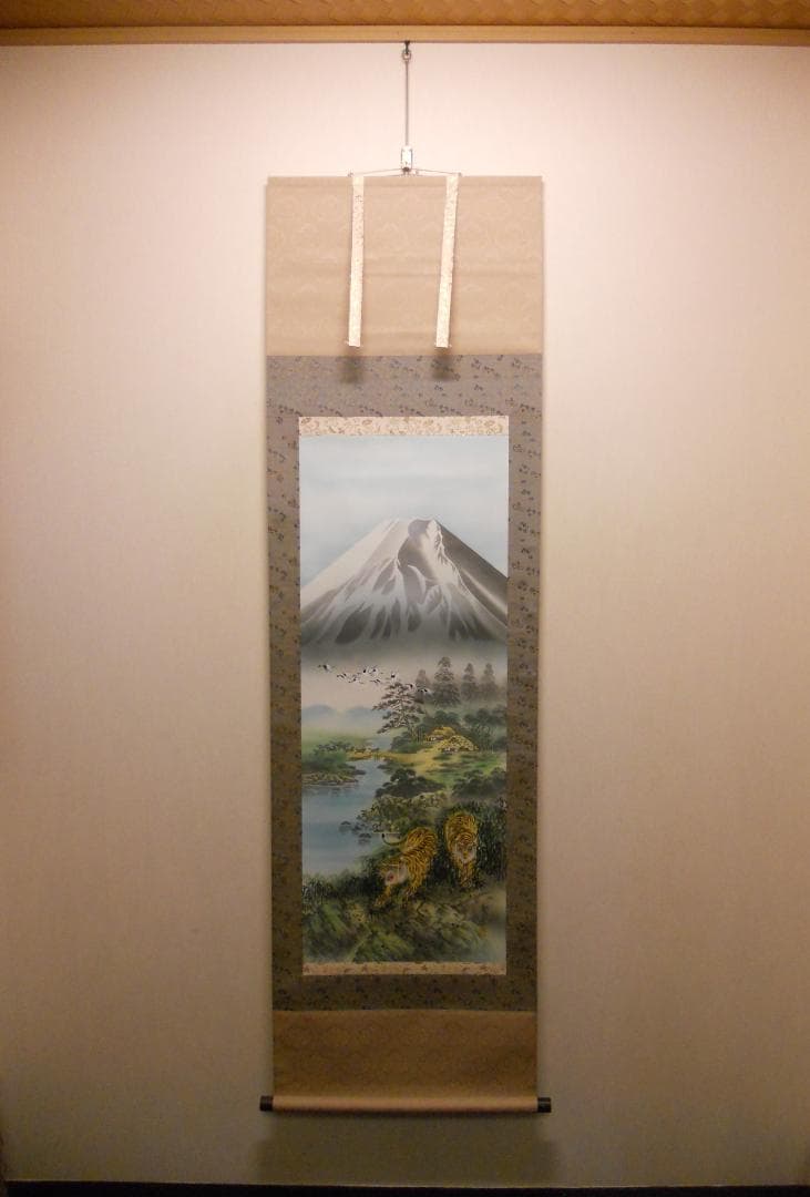 掛け軸 森契雪 『 虎山水 』 絹本 希少 軸装 茶道具 掛軸 美品 です。