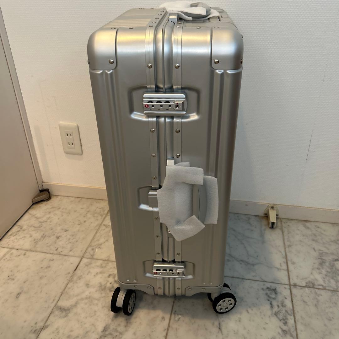 【新品　未使用品】メルセデスベンツシルバーキャリーケース 中型