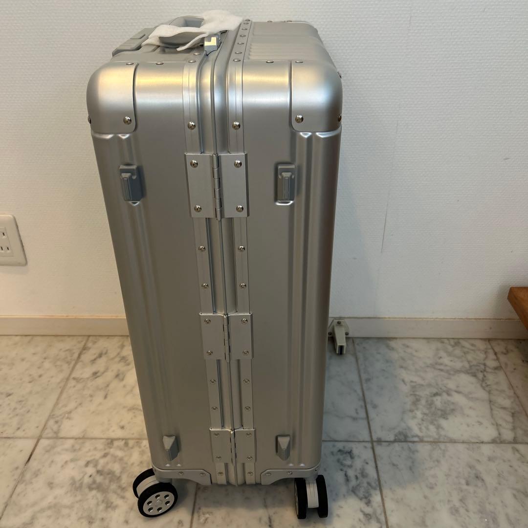 【新品　未使用品】メルセデスベンツシルバーキャリーケース 中型