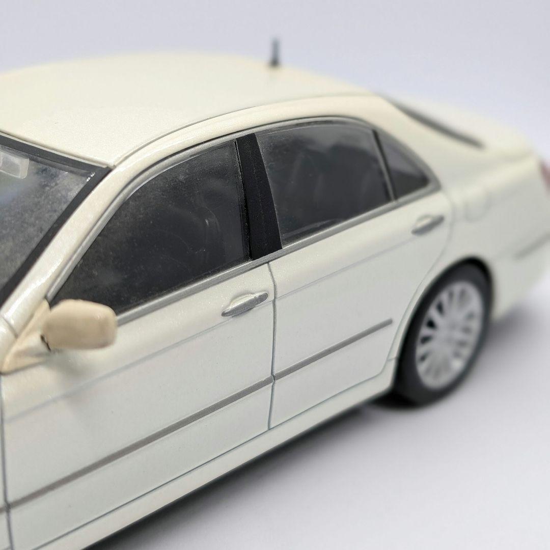 トヨタ クラウン マジェスタ ホワイトパールクリスタルシャイン カラーサンプル