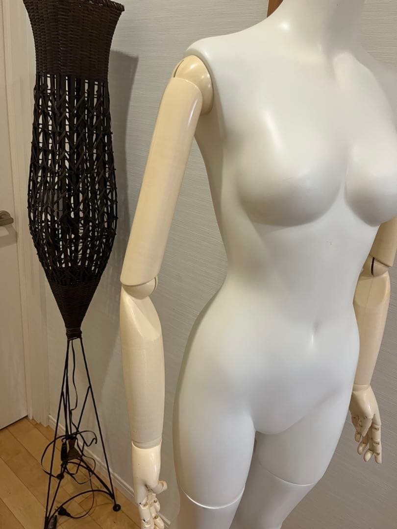 女性マネキン ホワイト 円形スタンド付き