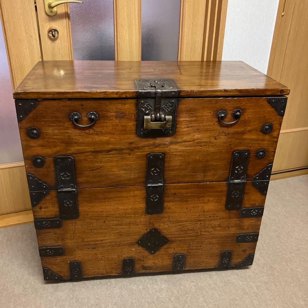 アンティークな李朝家具バンダジ（横幅８１㌢、奥行４３㌢、高さ７５㌢　錠前付き）