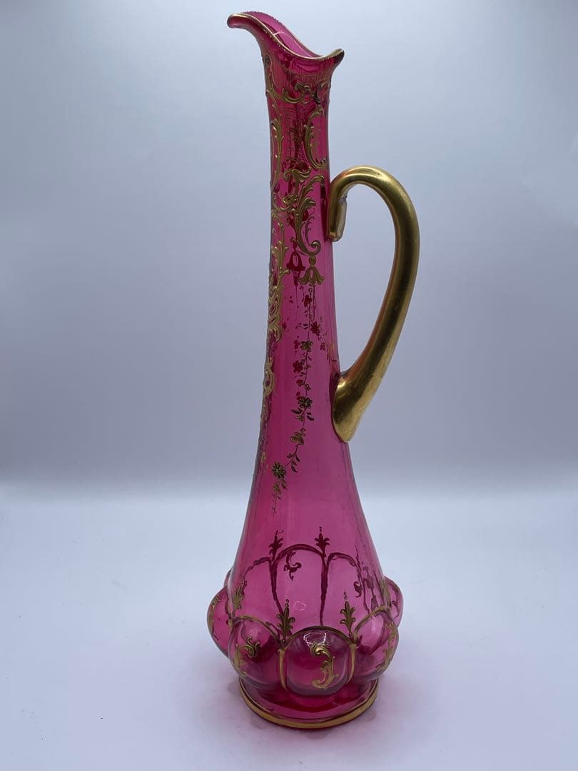 ピンクのガラス製の花瓶