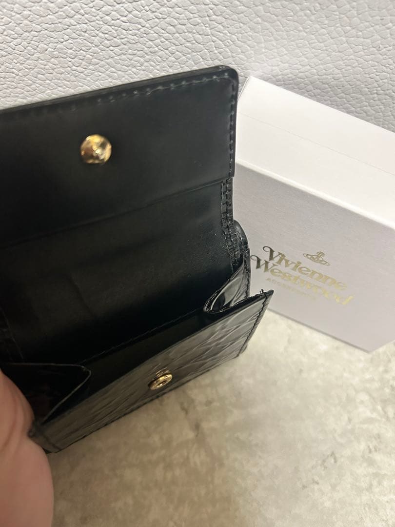 Vivienne Westwoodオンライン限三つ折り財布 パテントレザー箱付き