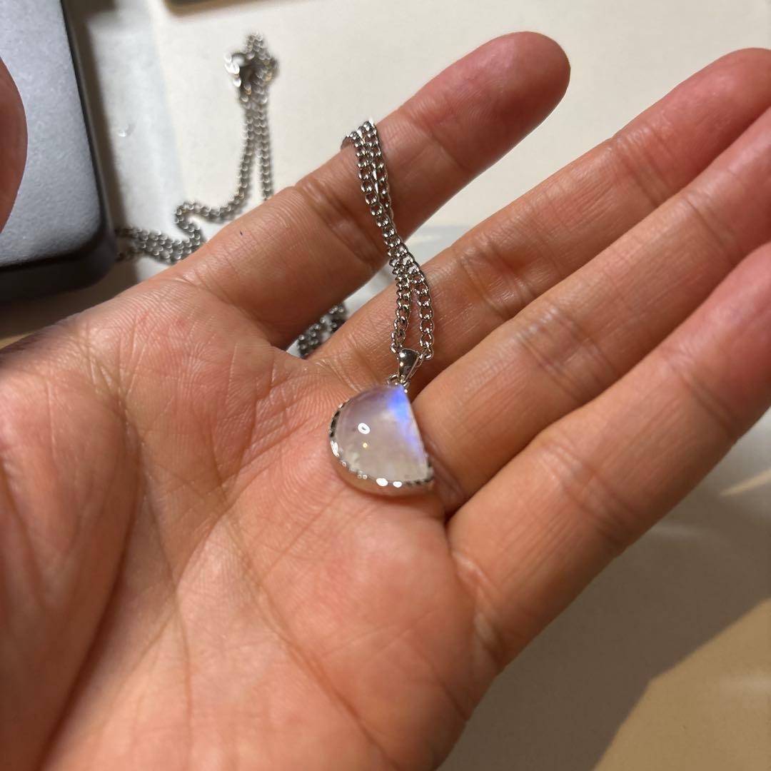 青く光る！ブルームーンたんのネックレスたん！