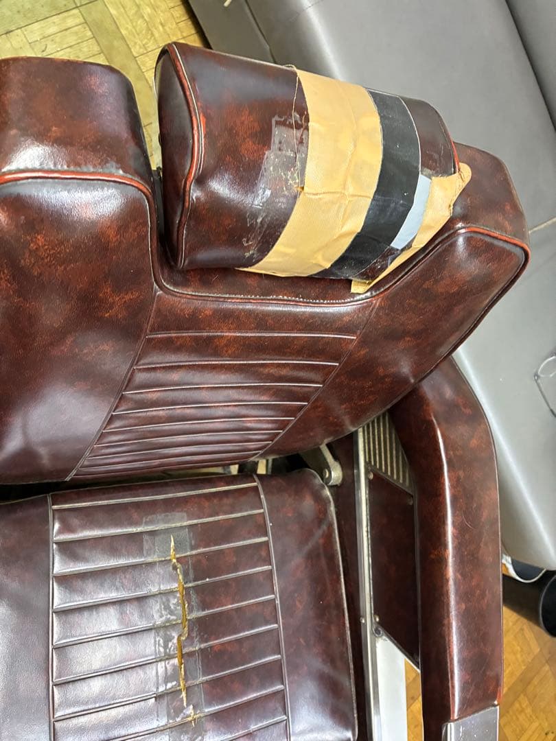 理容椅子　電動リクライニング理容椅子 ブラウン タカラ　８５９　中古