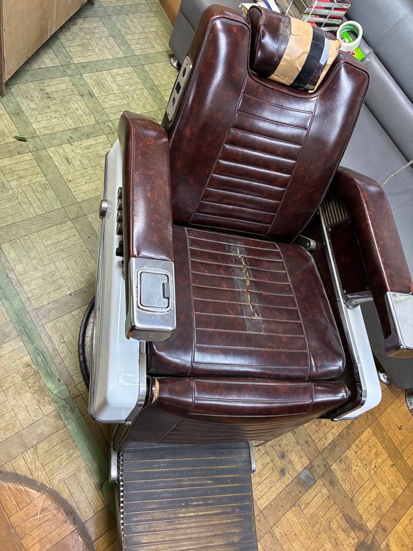 理容椅子　電動リクライニング理容椅子 ブラウン タカラ　８５９　中古
