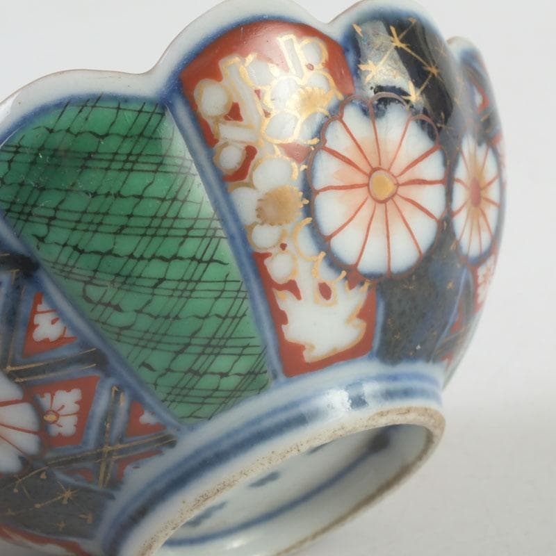 伊万里焼　奇玉宝鼎之珍　色絵金彩　花草文　輪花盃　時代箱付　V　9550