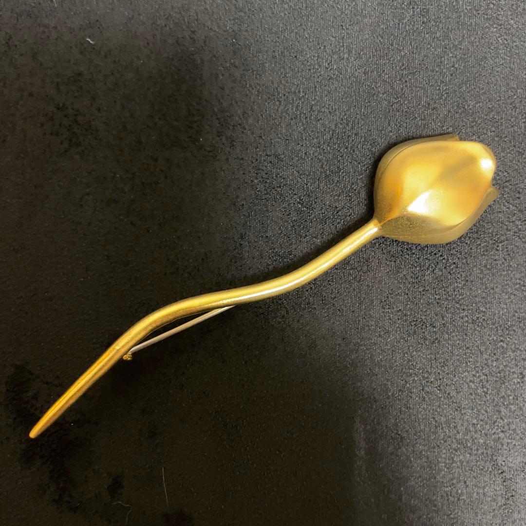 カールラガーフェルド　ヴィンテージブローチ　ゴールドカラー　フラワーモチーフ