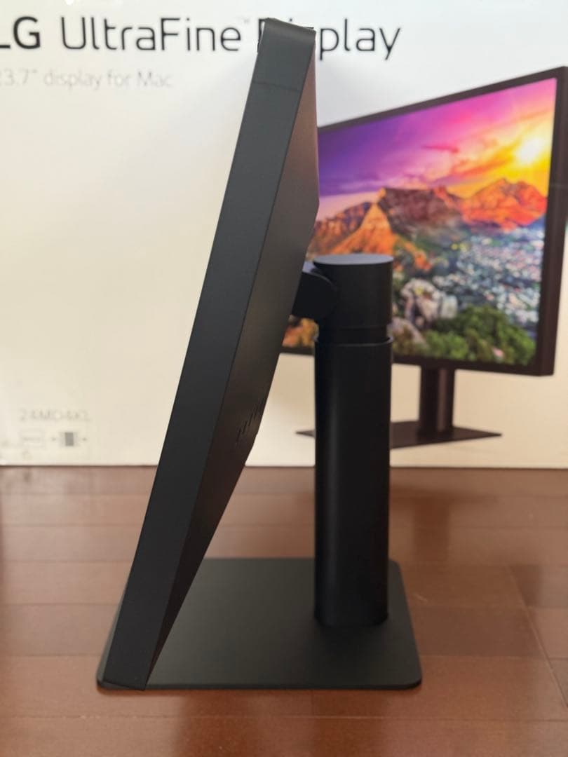 LG UltraFine Display 23.7”
