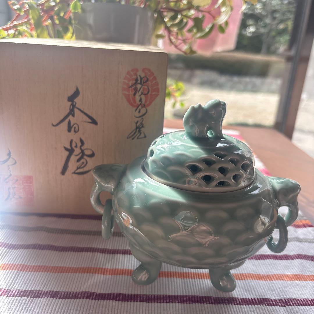 『鍋島焼」冬山作香炉　青磁透し彫（木箱付）