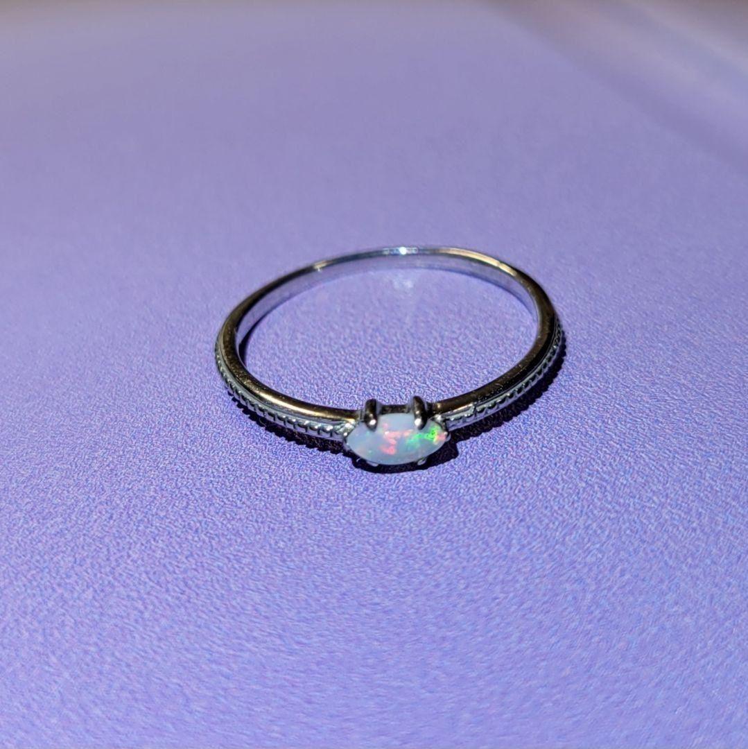 K10ホワイトゴールド オパールマーキスカット アンティーク風ミル打ちリング