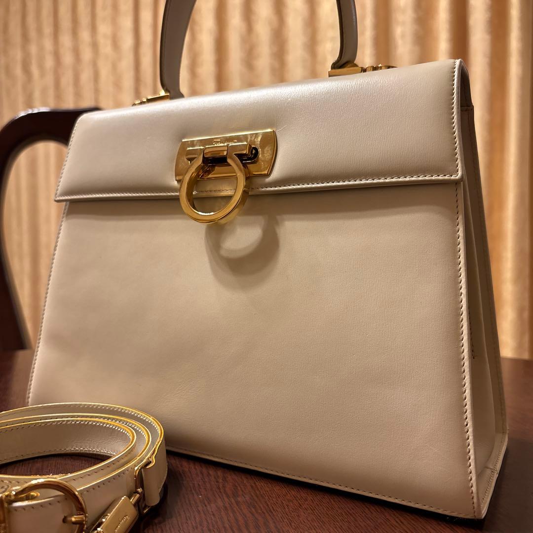 フェラガモ ガンチーニ トップハンドル 白　ショルダー付属