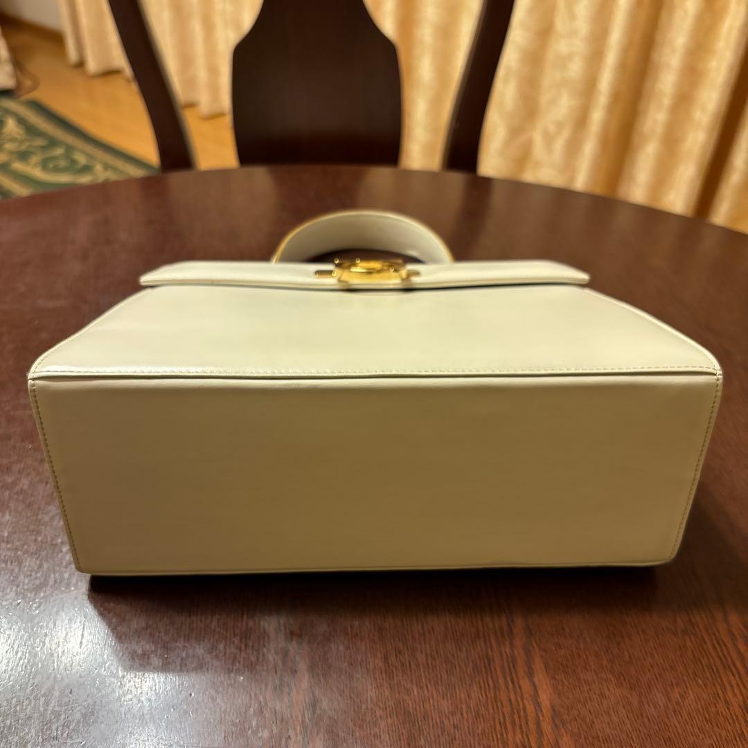 フェラガモ ガンチーニ トップハンドル 白　ショルダー付属