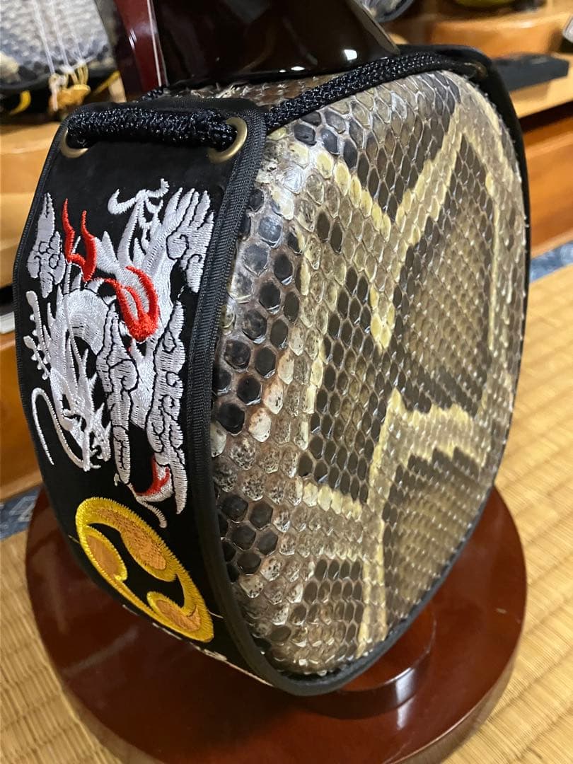 沖縄三線ワンランク上(上質黒檀)真壁型本皮一枚張りスンチ塗り期間限定出品