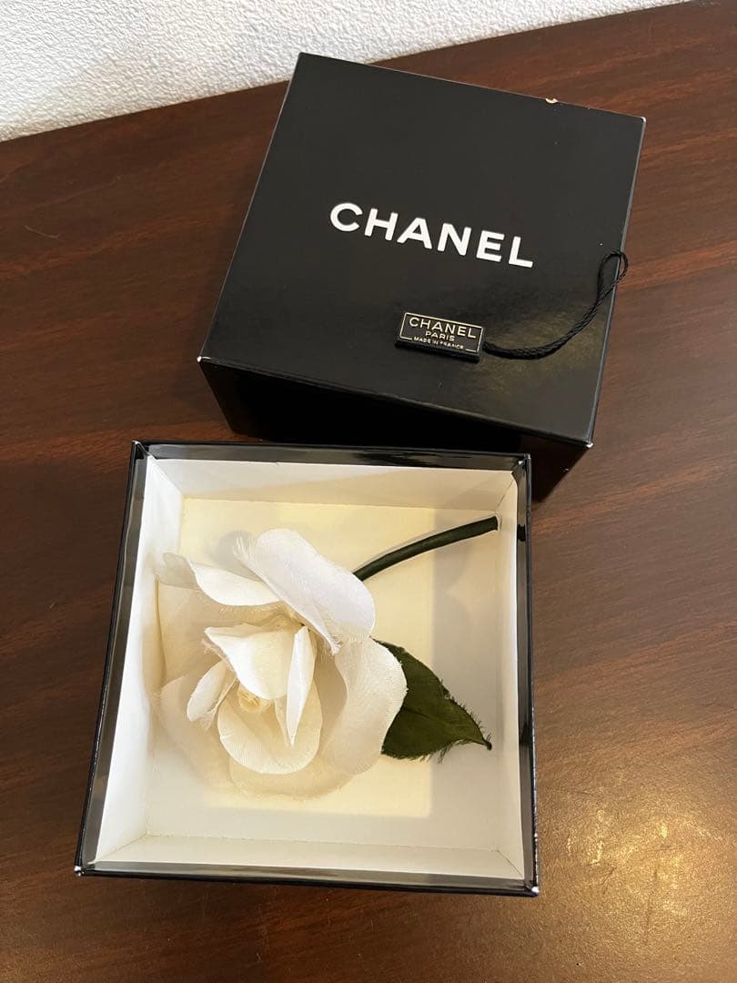 CHANEL ホワイトフラワーコサージュ