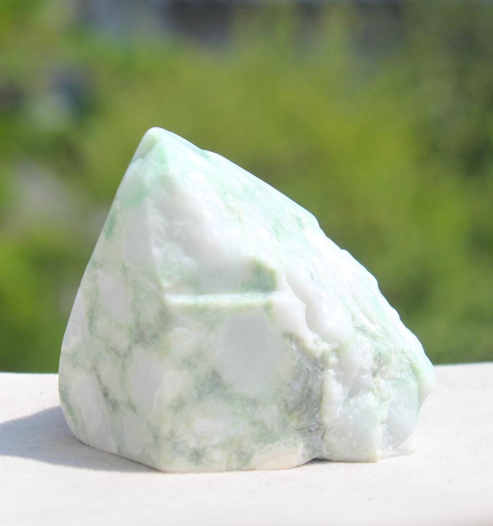 ［品のある白緑］糸魚川翡翠 圧砕系 原石 112.1g