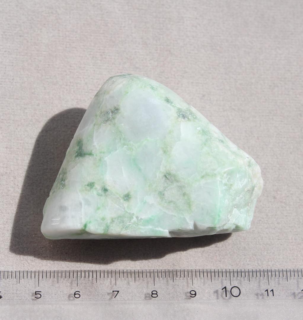 ［品のある白緑］糸魚川翡翠 圧砕系 原石 112.1g