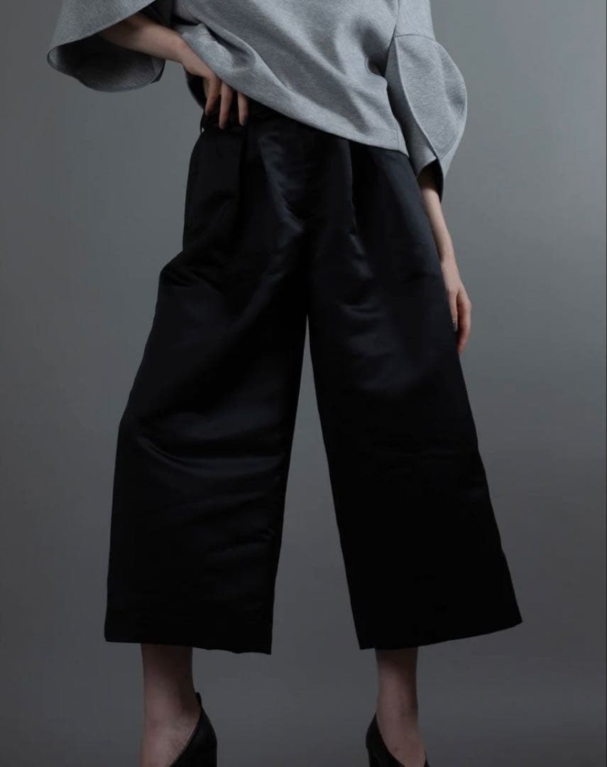 新品タグ付き★heve サテンフレアガウチョパンツ　ブラック36