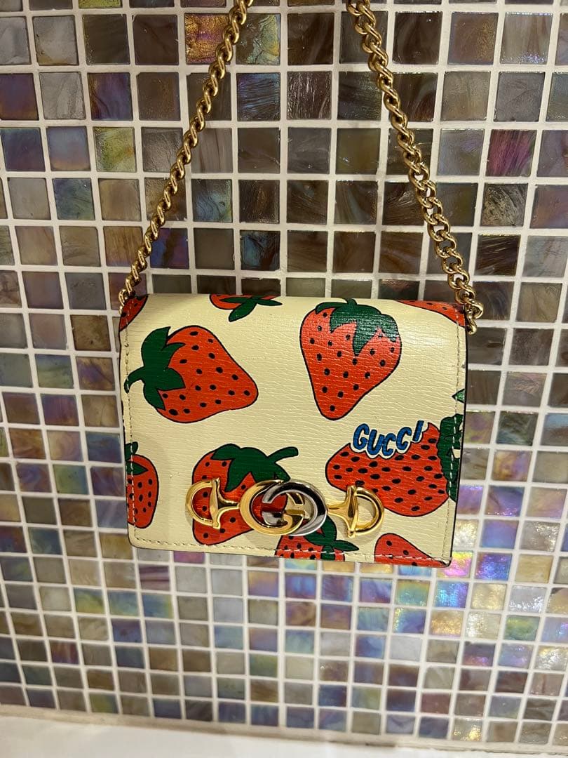 GUCCI グッチ　いちご柄 二つ折り財布　チェーン付き