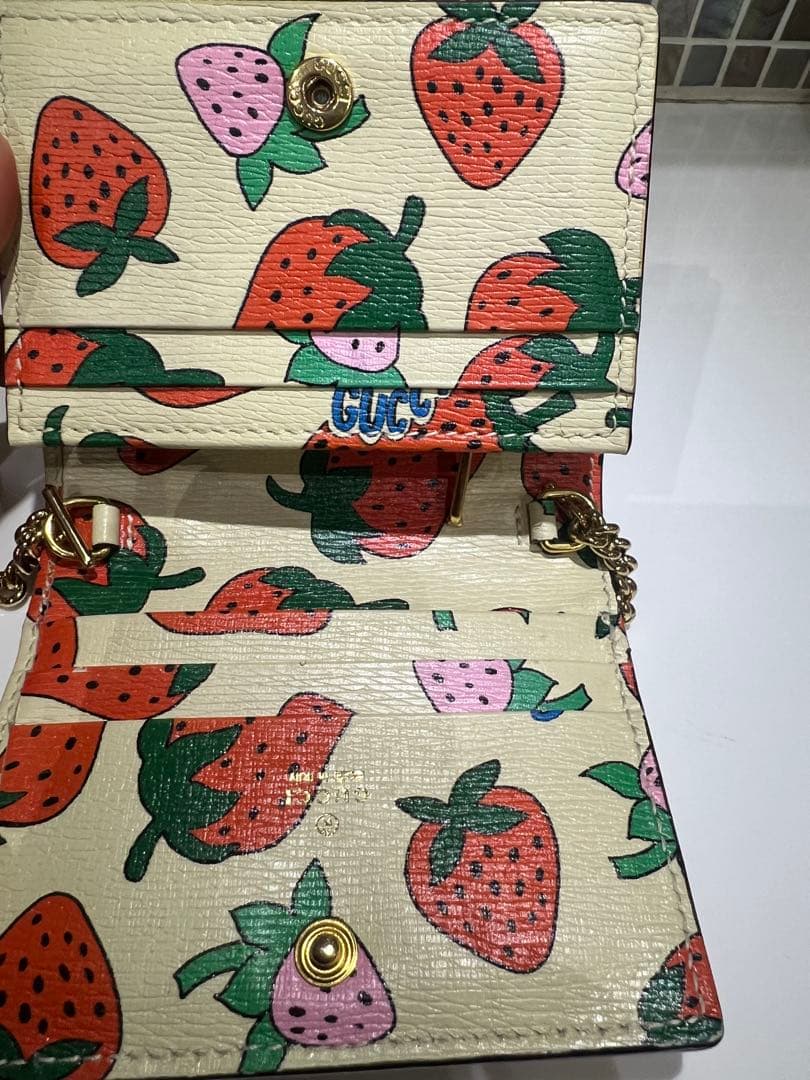 GUCCI グッチ　いちご柄 二つ折り財布　チェーン付き