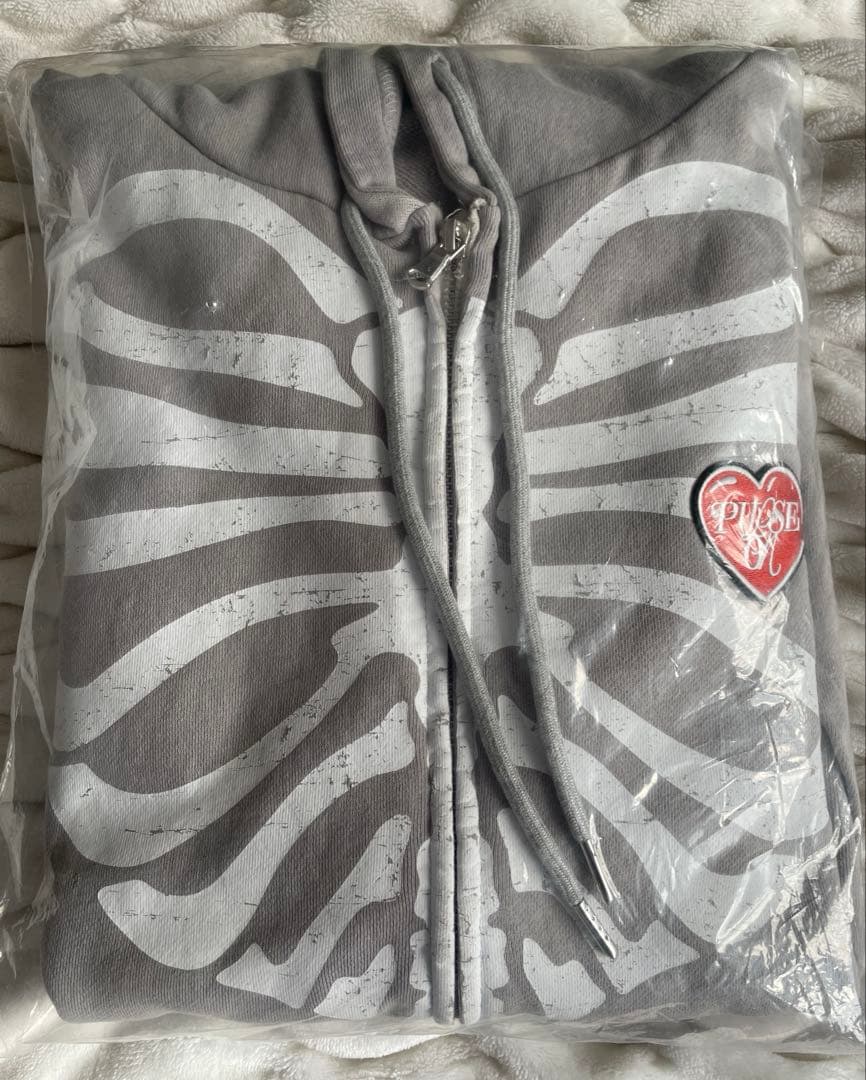 TREASURE フーディー M グレー 未開封 PLUSE ON パーカー