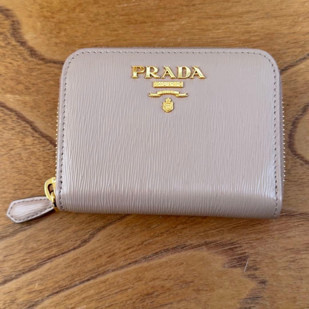 プラダ PRADA ケース　VITELLO MOVE LACCA 財布