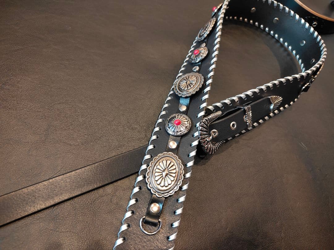 ギターストラップ　本革3mm厚　117〜130cm　赤ターコイズ風コンチョ