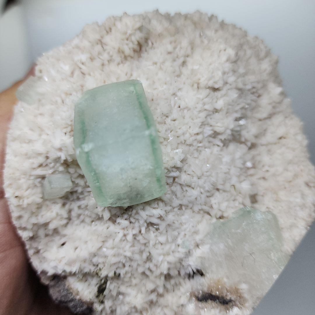 緑アポフィライトとカルサイトの共生 霊界と肉体の橋渡しで内なる平和を呼び覚ます