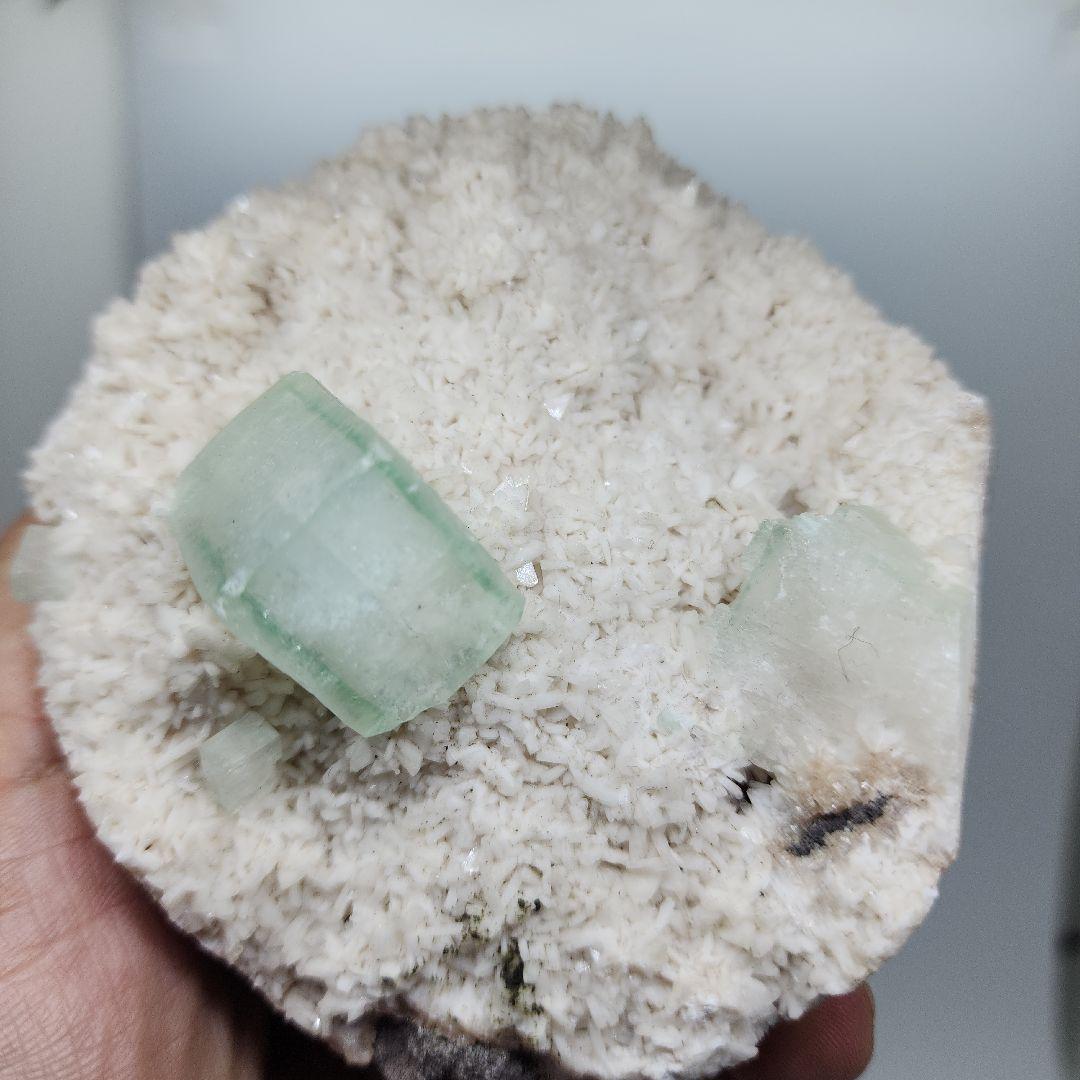 緑アポフィライトとカルサイトの共生 霊界と肉体の橋渡しで内なる平和を呼び覚ます