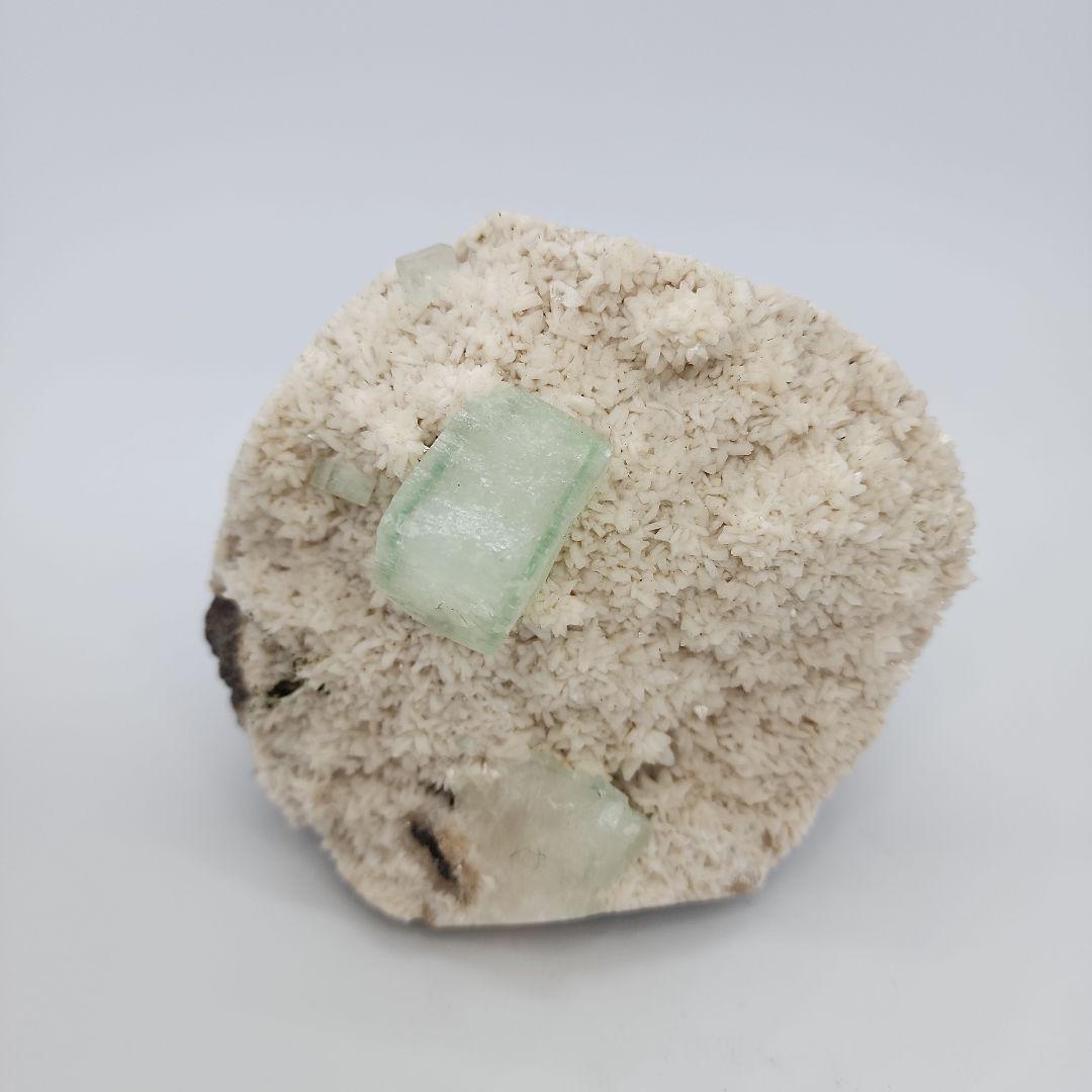 緑アポフィライトとカルサイトの共生 霊界と肉体の橋渡しで内なる平和を呼び覚ます