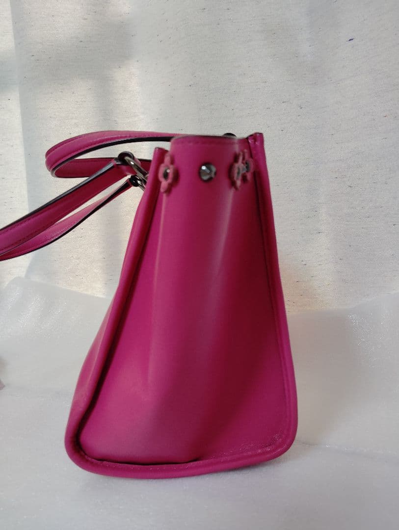 まゆちゃん　コーチ マゼンタ スタッズ フローラルレザー クロスビート