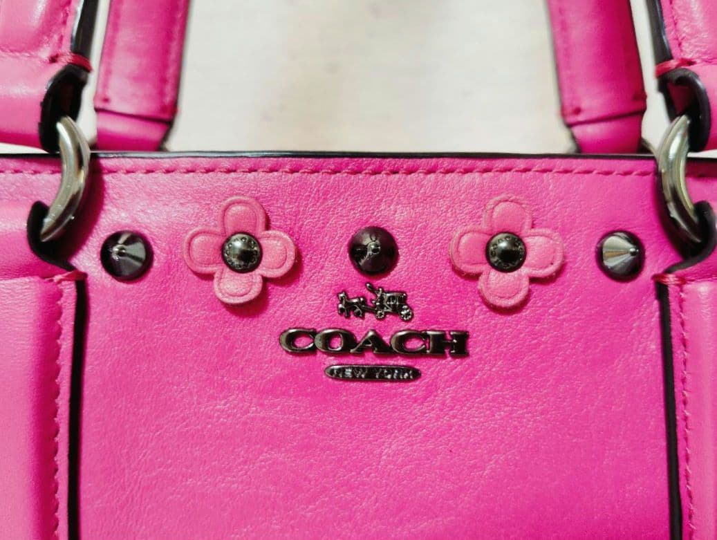 まゆちゃん　コーチ マゼンタ スタッズ フローラルレザー クロスビート