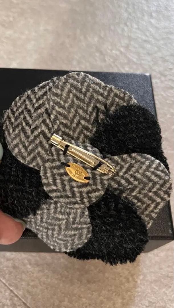 CHANEL フラワーブローチ ブラック・グレー