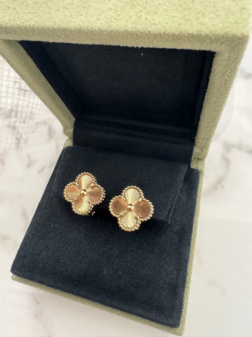 クローバー　フラワーデザイン ゴールドピアス 18kメッキ